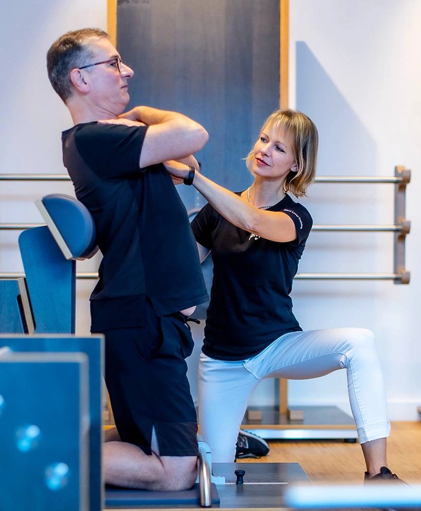 Daniela Fonferek bei der Atemtherapie mit einem Patienten am flexx Brustgerät